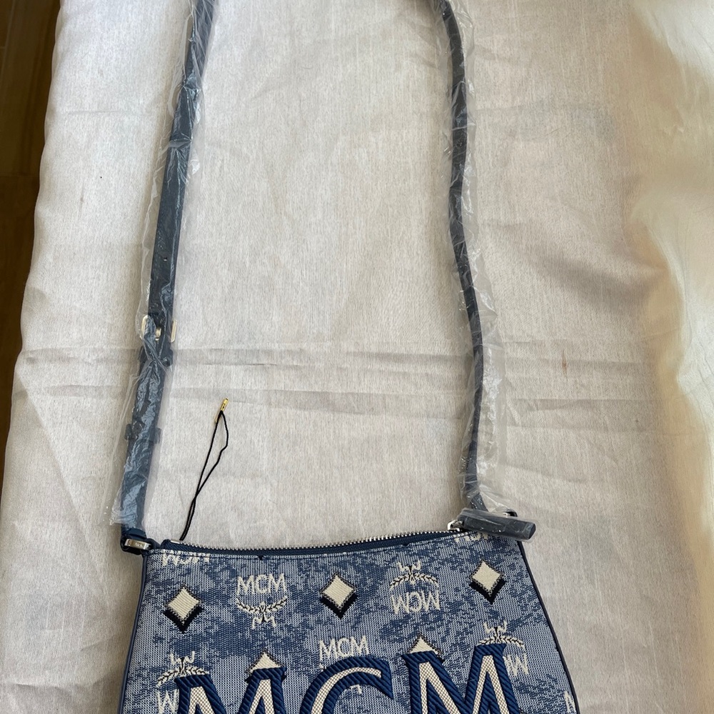 Aren shoulder bag in Vintage Monogram Jacquard